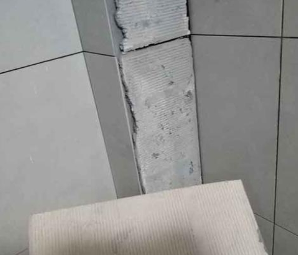鞍山瓷砖空鼓维修公司分享下厨房瓷砖脱落的补救措施。